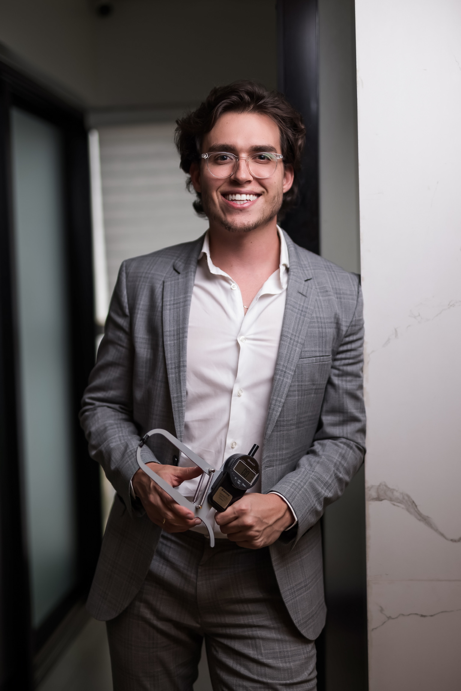 Dr. Luís Guilherme realizando avaliação antropométrica precisa