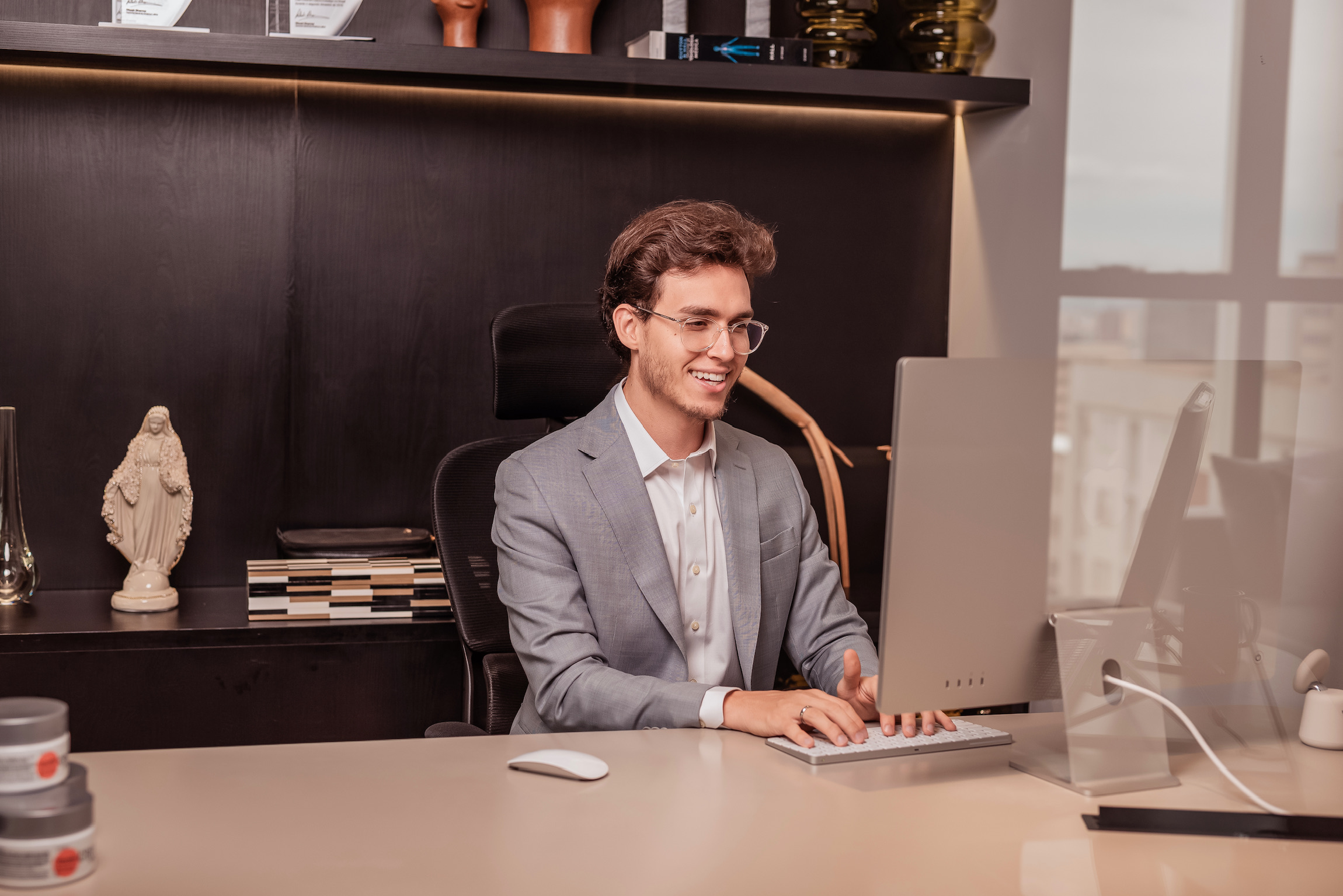 Dr. Menegucci no consultório